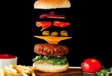 滑手機看到漢堡、巧克力蛋糕、炸雞等美食影片，很多正在減肥的人第一反應可能是立刻滑掉，擔心自己會忍不住嘴饞。（圖／123RF）