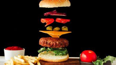 滑手機看到漢堡、巧克力蛋糕、炸雞等美食影片，很多正在減肥的人第一反應可能是立刻滑掉，擔心自己會忍不住嘴饞。（圖／123RF）