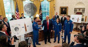 川普近日在白宮橢圓辦公室接見NASA「Artemis II」任務太空人團隊。（圖／AI生成）