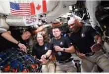 阿提米絲二號（Artemis II）機組人員——CSA 太空人傑里米•漢森（左）、NASA 太空人克里斯蒂娜•科赫（左中）、里德•懷斯曼（右中）及維克多•格洛弗（右）——在飛行第6天繞月後，與美國總統川普進行了現場通話。（圖／NASA）