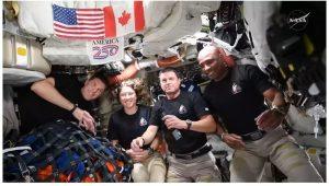 阿提米絲二號（Artemis II）機組人員——CSA 太空人傑里米•漢森（左）、NASA 太空人克里斯蒂娜•科赫（左中）、里德•懷斯曼（右中）及維克多•格洛弗（右）——在飛行第6天繞月後，與美國總統川普進行了現場通話。（圖／NASA）