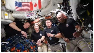 阿提米絲二號（Artemis II）機組人員——CSA 太空人傑里米•漢森（左）、NASA 太空人克里斯蒂娜•科赫（左中）、里德•懷斯曼（右中）及維克多•格洛弗（右）——在飛行第6天繞月後，與美國總統川普進行了現場通話。（圖／NASA）