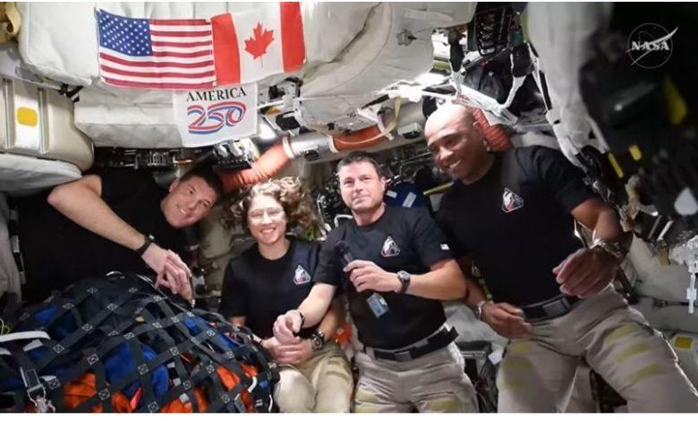 阿提米絲二號（Artemis II）機組人員——CSA 太空人傑里米•漢森（左）、NASA 太空人克里斯蒂娜•科赫（左中）、里德•懷斯曼（右中）及維克多•格洛弗（右）——在飛行第6天繞月後，與美國總統川普進行了現場通話。（圖／NASA）