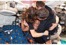 阿提米絲二號（Artemis II）機組人員於獵戶座太空船內相擁合影。2026年4月6日完成繞行月球背面後，太空船於4月7日脫離月球引力主導範圍（即月球引力大於地球對太空船影響的區域），目前正返回地球，預計於4月10日在太平洋濺落。（圖／NASA）