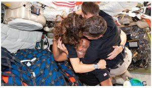 阿提米絲二號（Artemis II）機組人員於獵戶座太空船內相擁合影。2026年4月6日完成繞行月球背面後，太空船於4月7日脫離月球引力主導範圍（即月球引力大於地球對太空船影響的區域），目前正返回地球，預計於4月10日在太平洋濺落。（圖／NASA）