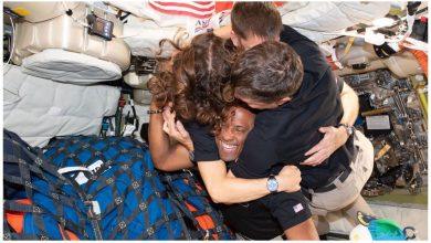 阿提米絲二號（Artemis II）機組人員於獵戶座太空船內相擁合影。2026年4月6日完成繞行月球背面後，太空船於4月7日脫離月球引力主導範圍（即月球引力大於地球對太空船影響的區域），目前正返回地球，預計於4月10日在太平洋濺落。（圖／NASA）