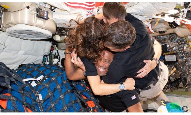 阿提米絲二號（Artemis II）機組人員於獵戶座太空船內相擁合影。2026年4月6日完成繞行月球背面後，太空船於4月7日脫離月球引力主導範圍（即月球引力大於地球對太空船影響的區域），目前正返回地球，預計於4月10日在太平洋濺落。（圖／NASA）