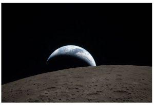 半世紀對望!「地球落下」現身 再掀1968年經典「地球升起」記憶 1 阿提米絲二號任務太空人於2026年4月6日繞行月球期間,拍攝到地球「落下」的畫面。(圖/NASA)