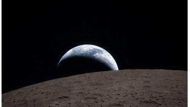 半世紀對望!「地球落下」現身 再掀1968年經典「地球升起」記憶 4 阿提米絲二號任務太空人於2026年4月6日繞行月球期間,拍攝到地球「落下」的畫面。(圖/NASA)