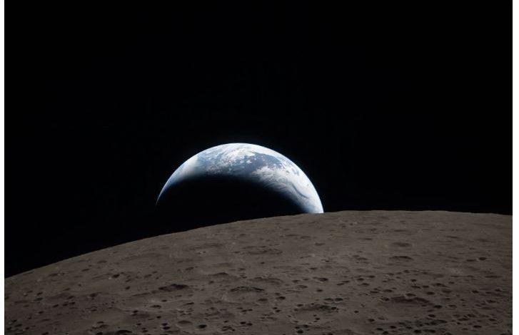 阿提米絲二號任務太空人於2026年4月6日繞行月球期間，拍攝到地球「落下」的畫面。（圖／NASA）