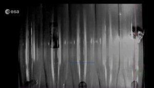 國際團隊在ESA微重力飛行實驗中，以雷射照射石墨烯氣凝膠，發現材料在太空環境下會被光推動，且推力可調控；研究已發表於《Advanced Science》，未來有望應用於光帆與衛星控制。（圖／ESA）