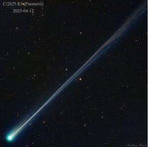 R3彗星的長長飄逸的尾巴。（圖／NASA）