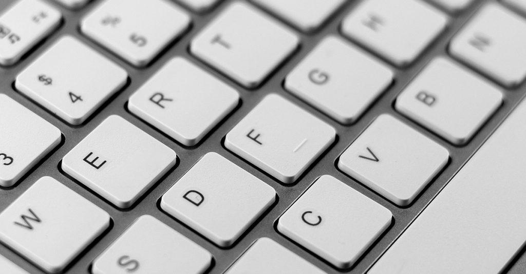 鍵盤上的F與J有一條不易察覺的橫線凸起，背後隱藏著一段近百年的專利故事。（圖／123RF）