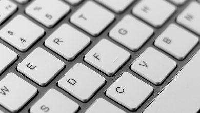 鍵盤上的F與J有一條不易察覺的橫線凸起，背後隱藏著一段近百年的專利故事。（圖／123RF）