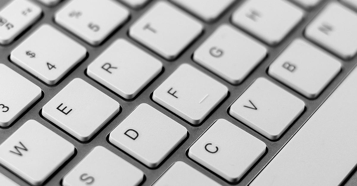 鍵盤上的F與J有一條不易察覺的橫線凸起，背後隱藏著一段近百年的專利故事。（圖／123RF）