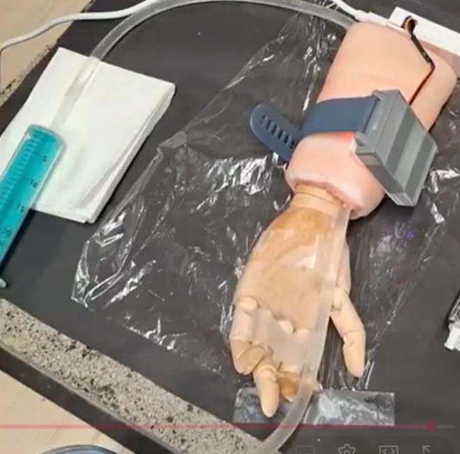 研究團隊是先使用明膠和豬皮製成的人造皮膚和生物組織模型來驗證了這項技術，而後也向外媒說明，按照可穿戴設備開發的標準做法，我們首先使用模擬人體組織光學特性的材料進行受控測試，以確保安全性。（圖／擷取自AnonLab YT）