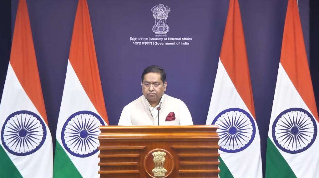 印度外交部發言人Randhir Jaiswal近日在例行記者會上表示，考量多項因素後，印度已撤回主辦COP33的提議。（圖／截取自印度外交部記者會）