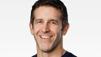 蘋果新任CEO：約翰．特納斯於2001年加入蘋果公司，憑藉在前一家公司累積的經驗，成為產品設計團隊的一員。他在蘋果的初期工作包括開發備受讚譽的蘋果Cinema Display顯示器。（圖／取自蘋果官網）