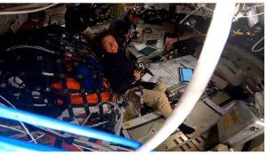 阿提米絲2號太空人Reid Wiseman、Christina Koch、Victor Glover與加拿大太空人Jeremy Hansen在任務第六天突破人類太空飛行距離地球最遠紀錄。（圖／取自NASA）