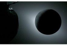 NASA「奧賴恩號（Orion）」太空船在阿提米絲二號（Artemis II）任務期間拍攝到太空日蝕景象。月球被太陽照亮形成逆光，奧賴恩號位於畫面左前方可見。地球反射的陽光位於月球左緣，使該區域略亮於月球其餘部分。月球右下方的亮點為土星，畫面右緣的亮點則是火星。（圖／NASA）