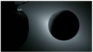 阿提米絲二號任務公布繞月影像 太空人觀測罕見太空日蝕 4 NASA「奧賴恩號(Orion)」太空船在阿提米絲二號(Artemis II)任務期間拍攝到太空日蝕景象。月球被太陽照亮形成逆光,奧賴恩號位於畫面左前方可見。地球反射的陽光位於月球左緣,使該區域略亮於月球其餘部分。月球右下方的亮點為土星,畫面右緣的亮點則是火星。(圖/NASA)