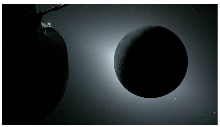 NASA「奧賴恩號（Orion）」太空船在阿提米絲二號（Artemis II）任務期間拍攝到太空日蝕景象。月球被太陽照亮形成逆光，奧賴恩號位於畫面左前方可見。地球反射的陽光位於月球左緣，使該區域略亮於月球其餘部分。月球右下方的亮點為土星，畫面右緣的亮點則是火星。（圖／NASA）