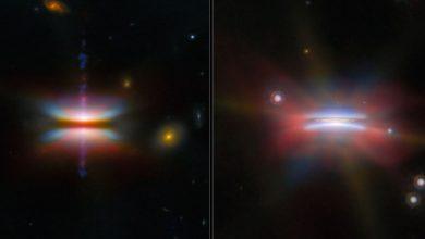 兩張原行星盤影像並排展示。左圖中，一條黑色水平帶遮住了恆星，上下方延伸出寬廣、彩色的錐形塵埃流，並有一條細窄的噴流從恆星正上方與正下方射出。右圖中，恆星位於一個黃色塵埃盤內，盤上方與下方漂浮的塵埃形成紫色光暈。兩張影像的背景為黑色，周圍可見多個星系或恆星。（圖／ESA）