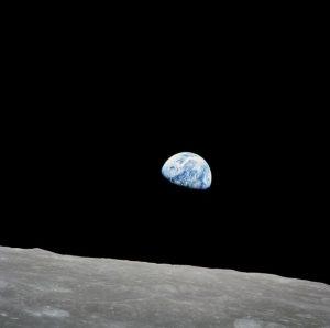 半世紀對望!「地球落下」現身 再掀1968年經典「地球升起」記憶 2 1968年12月24日,美國太空總署太空人比爾安德斯拍攝了這張標誌性的照片,照片中地球從月球地平線升起。(圖/NASA)