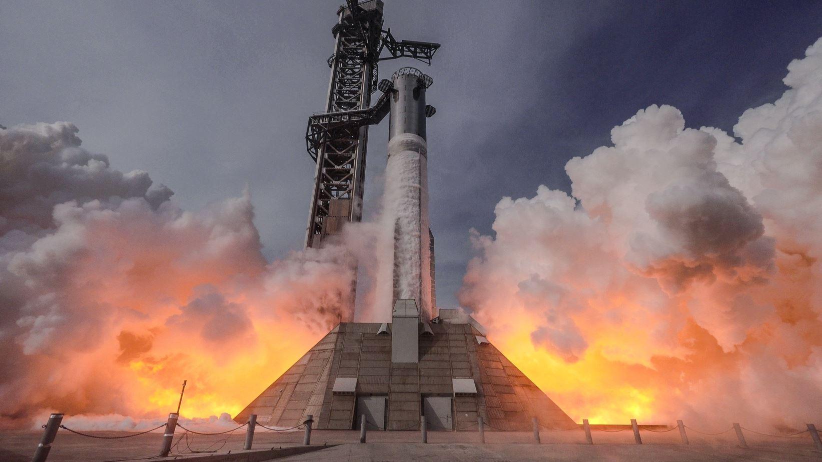 全面升級!SpaceX全新「星艦V3」首航登場 為史詩級IPO鋪路 1 超重型火箭V3首次33具引擎靜態點火測試。(圖/SpaceX/X)