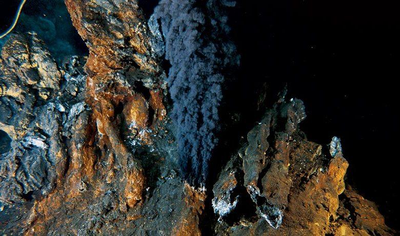 海底的熱液噴口會冒出黑煙，這些黑煙是在超熱的噴口水遇到冰冷海水時形成的。科學家認為這些噴口可能是生命起源的地點，因為它們提供了熱量、礦物質以及早期生命可用來形成和生長的化學能量。（圖／Rutgers University／Richard Lutz）