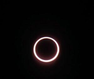 在南極洲康科迪亞研究站觀測到的 「火環」 日全食。（圖／European Space Agency）