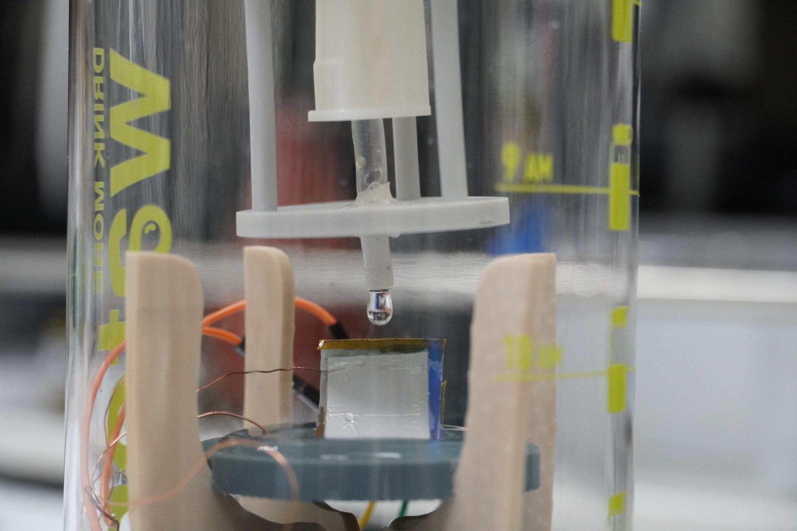 2.臺科大團隊以鎳、鎢與鎳Ni W Ni組成的金屬奈米管為核心，當水滴在奈米管表面滾動時， scaled