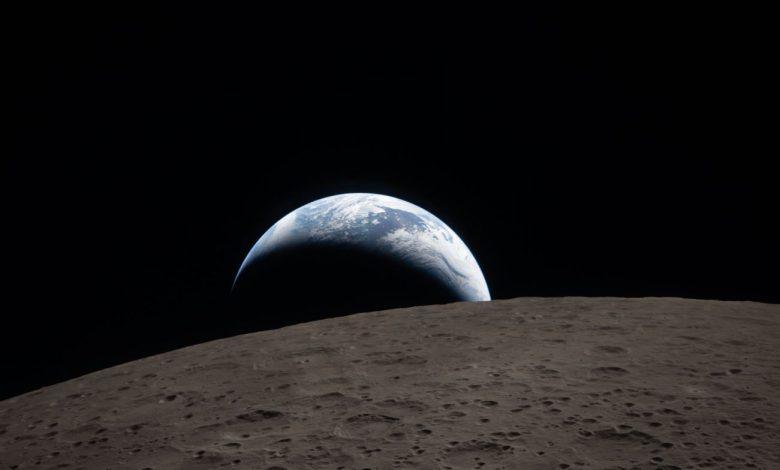 阿提米絲二號太空人在繞月飛行時拍攝到地球從月球地平線下沉的壯麗景象，藍白的地球與灰色月球形成鮮明對比，讓人想起阿波羅8號的經典「地球升起」畫面。（圖／NASA／阿提米絲二號（Artemis II）任務）