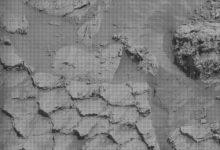 NASA「好奇號」探測車近期傳回火星地表影像，外觀近似「龍鱗」或蜂巢結構，引發關注。（圖／NASA／JPL）