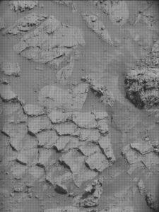 NASA「好奇號」探測車近期傳回火星地表影像，外觀近似「龍鱗」或蜂巢結構，引發關注。（圖／NASA／JPL）