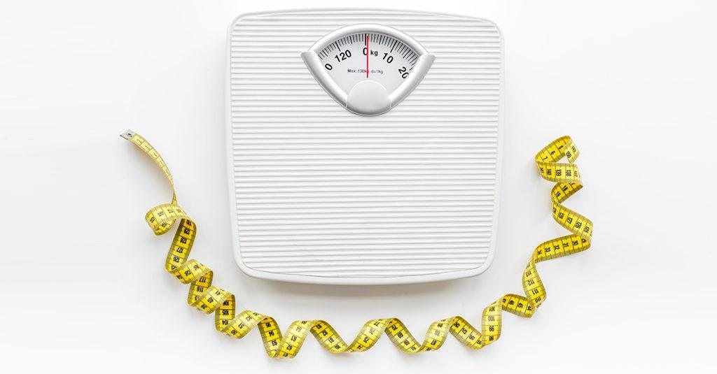 研究結果顯示，若搭配較早晚餐與早餐，延長夜間禁食時間可能有助維持健康體重。（圖／123RF）