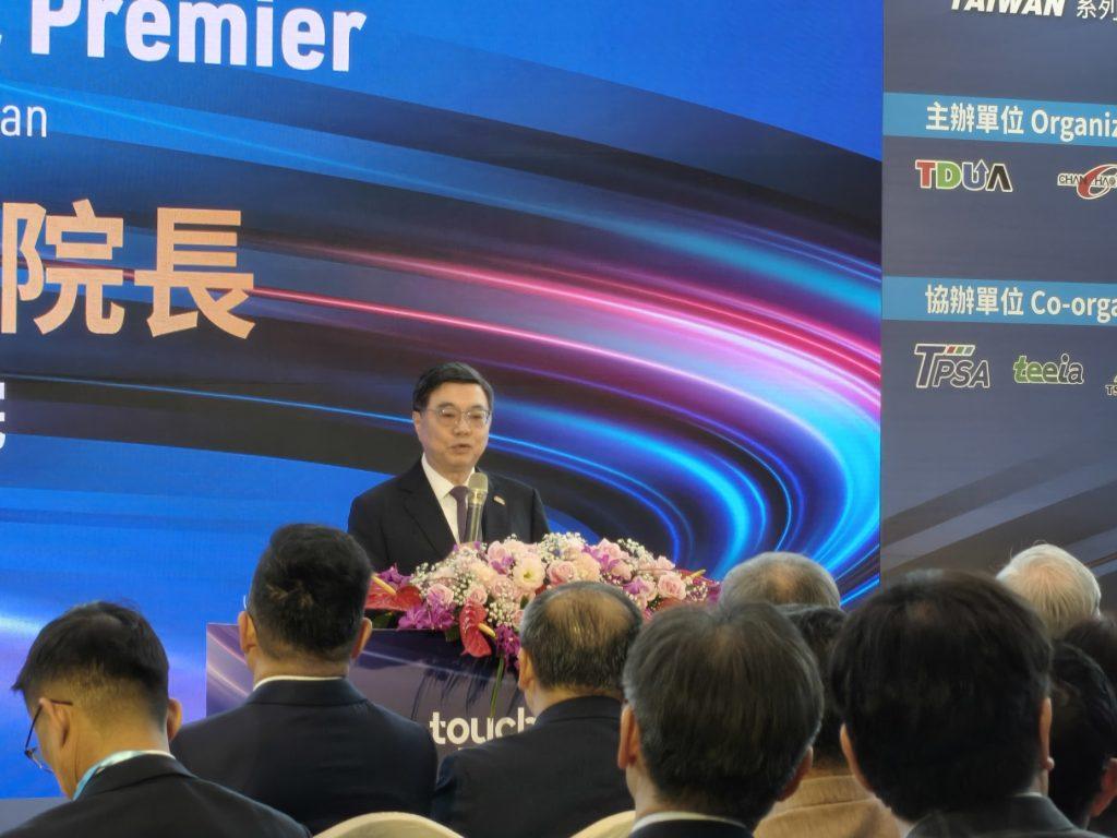 卓榮泰表示，顯示器產業在臺灣發展歷史悠久，是臺灣經濟發展的重要支柱，相關產業就業人數超過10萬人，總產值高達新臺幣1兆元。（圖／記者許若茵攝）