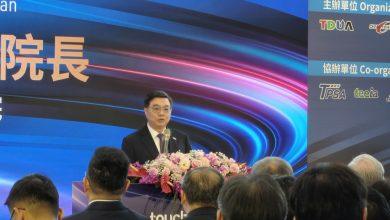 顯示器產業產值破兆 卓榮泰:AI新十大建設打造「全民智慧生活圈」 5 卓榮泰表示,顯示器產業在臺灣發展歷史悠久,是臺灣經濟發展的重要支柱,相關產業就業人數超過10萬人,總產值高達新臺幣1兆元。(圖/記者許若茵攝)