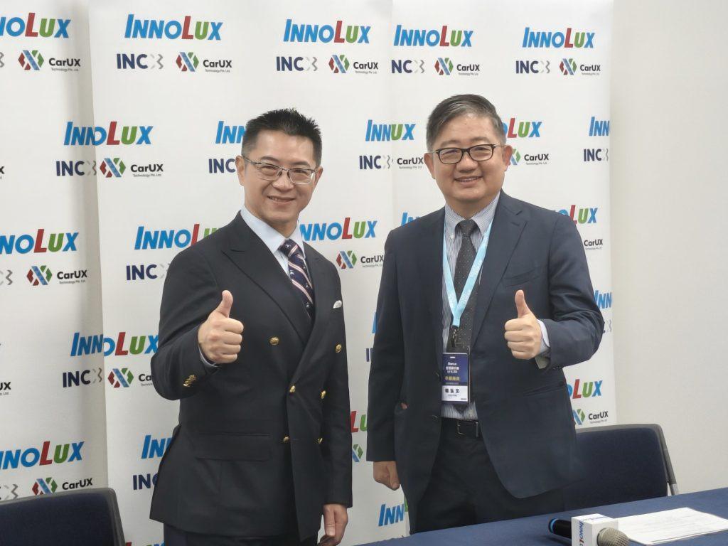 群創董事長洪進揚（左）接受媒體採訪時表示，中東戰事與記憶體價格上漲牽動供應鏈節奏，帶動客戶提前拉貨。（圖／記者許若茵攝）