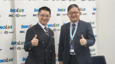 中東戰爭催出拉貨潮!群創上半年比預期好 庫存降至低檔 5 群創董事長洪進揚(左)接受媒體採訪時表示,中東戰事與記憶體價格上漲牽動供應鏈節奏,帶動客戶提前拉貨。(圖/記者許若茵攝)