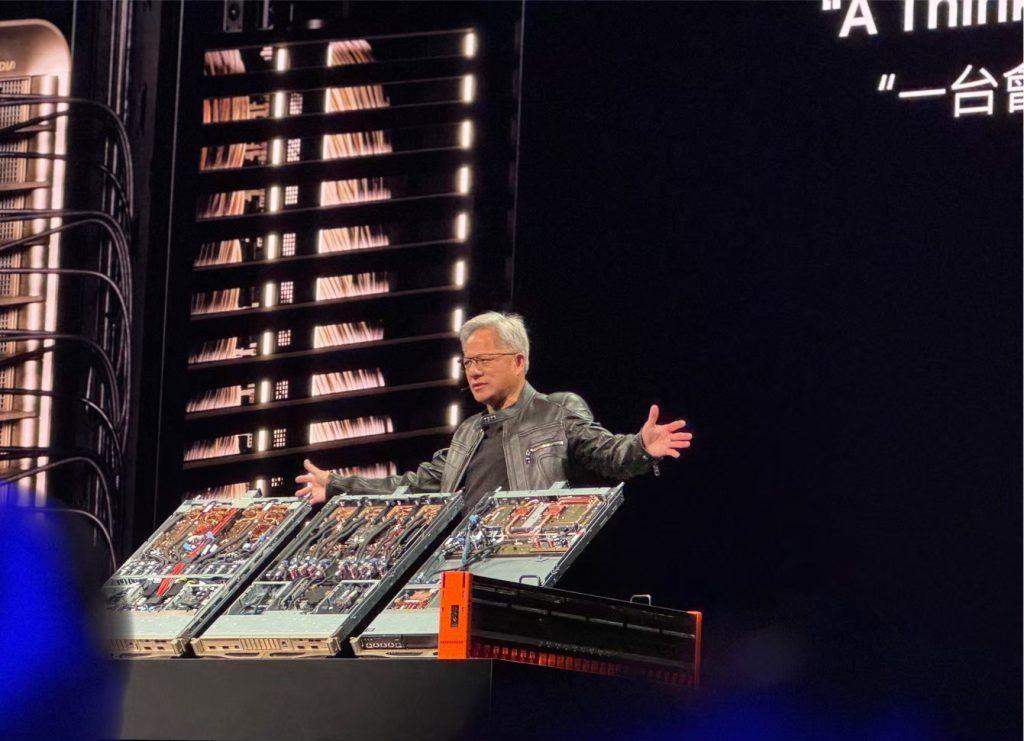 黃仁勳指出：「人工智慧是一個五層蛋糕的概念，其最底層是能源，當能源充足時，晶片的需求自然就迎刃而解了。」（資料圖／記者 孟圓琦攝）