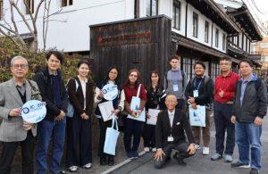 筆者參與日本京都島津創業紀念資料館後與解說員之合照 。（圖／郭啟全提供）