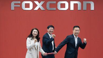 鴻海輪值CEO交接典禮上，鴻海科技集團董事長劉揚偉（中）親自見證，園區長楊秋瑾（左）將象徵輪值CEO的接力棒，遞交給鴻海事業群總經理蔣集恆（右），正式完成輪值CEO交接。（圖／鴻海提供）