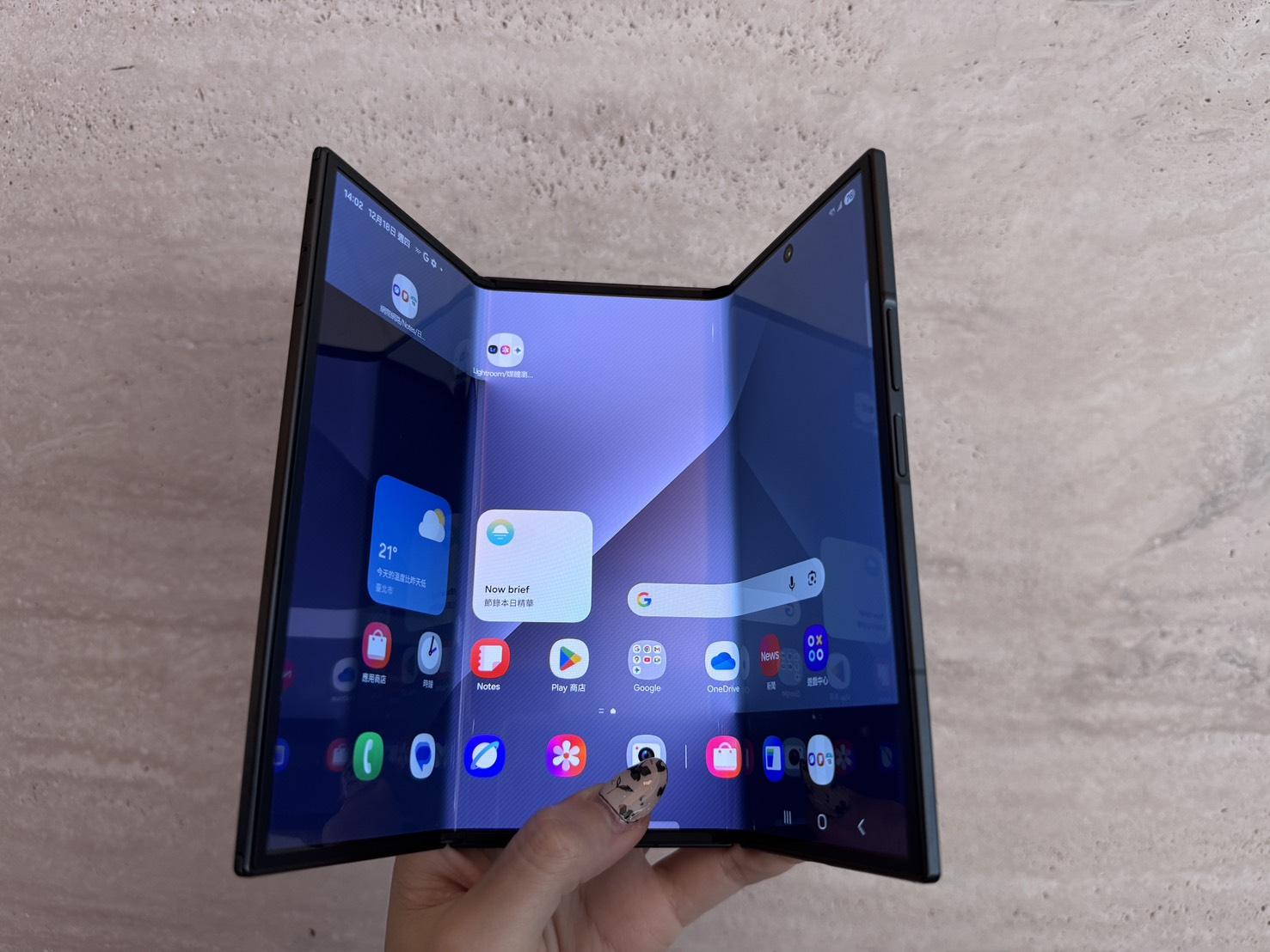 摺疊戰開打!三星用 Z TriFold Wide 迎擊蘋果與華為 1 現在,一項新專利表明,三星已經在研發更實用的後續機型——據稱是 Galaxy Z TriFold Wide。Galaxy Z TriFold Wide 或許即將問世;三星目前尚未放棄三折疊螢幕設計。(資料圖/記者 孟圓琦攝)