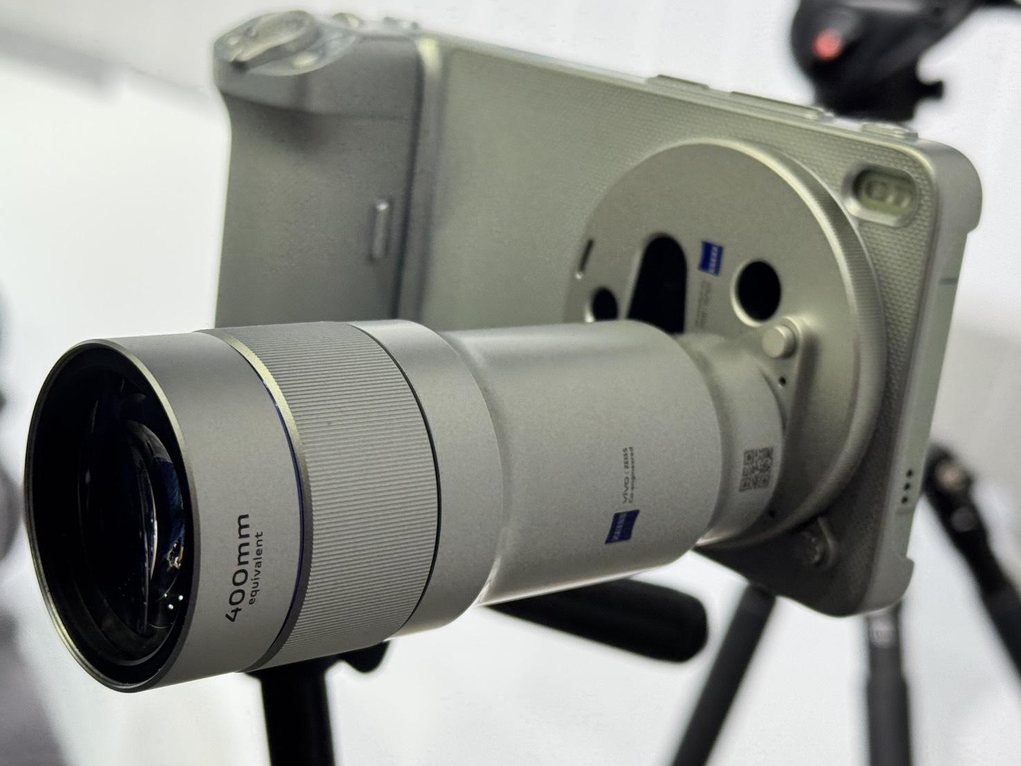 vivo亦推出官方社群曬單活動，邀請V粉分享與相機合照，即有機會抽中孫燕姿演唱會門票，帶著專業級的X300 Ultra走進現場，定格天后歌聲流動間最動人的瞬間。（圖／記者 孟圓琦攝）