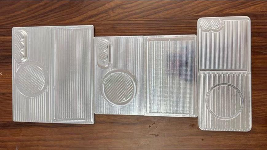 爆料者SonnyDickson稍早釋出「 Galaxy Z Fold8、Z Fold8 Wide 和 Z Flip8 的模型機」。（圖／取自@SonnyDickson X）