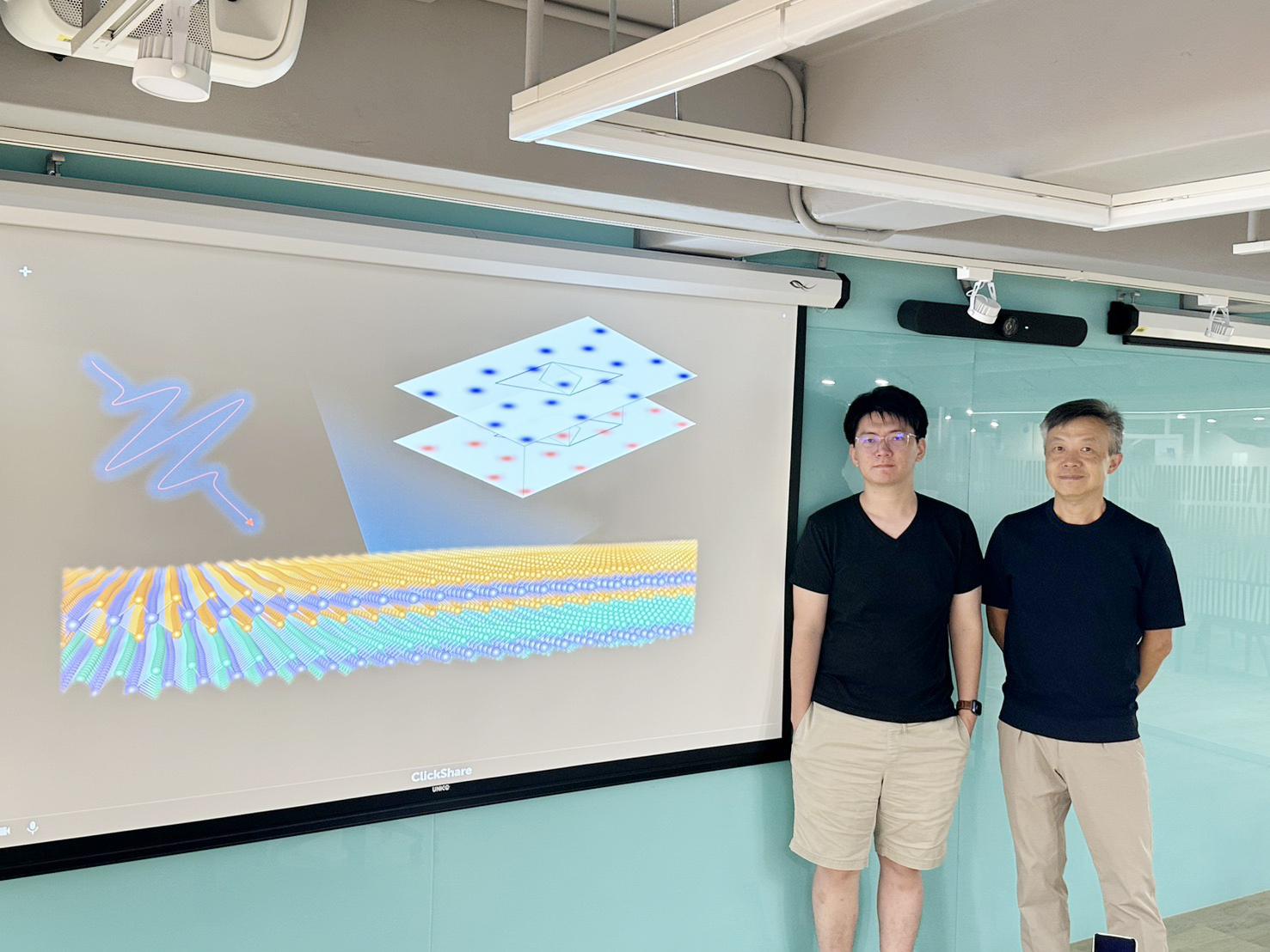 S 物理系薛宏中教授（右）與校友、博士後研究員許誌恩的研究