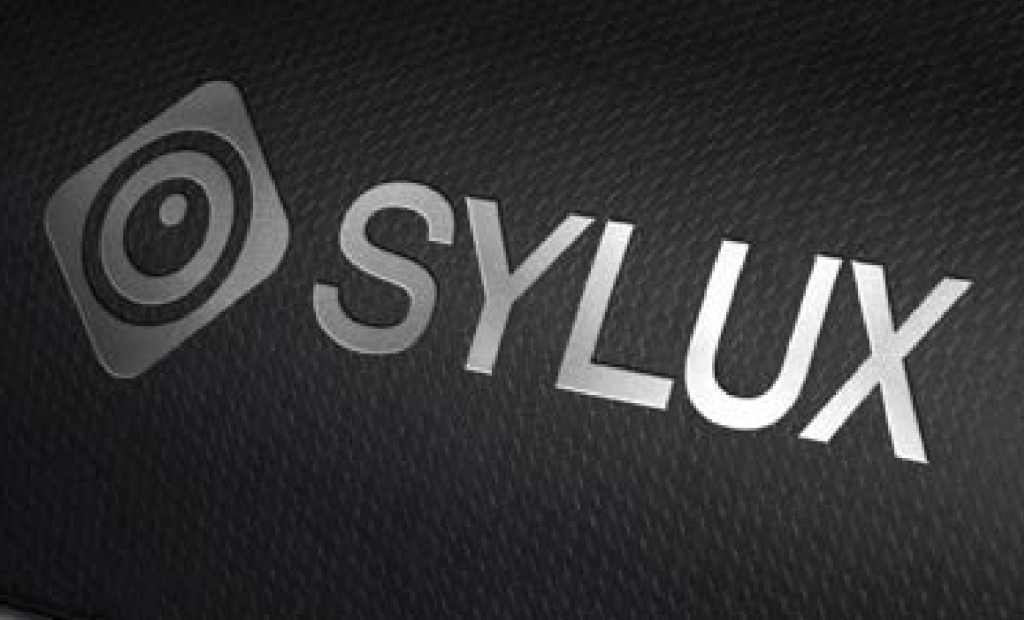 SYLUX為仁寶旗下專注於汽車紅外線系統與低光源安全解決方案的品牌，致力於推進紅外線感測及 AI 驅動感知技術，協助車輛在低能見度及夜間行駛條件下偵測並應對潛在危險。（圖／仁寶提供）
