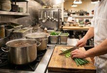 微塑膠是直徑小於5毫米的塑膠微粒，存在於灰塵、空氣、水、布料、清潔用品，甚至食物中。（圖／AI生成）