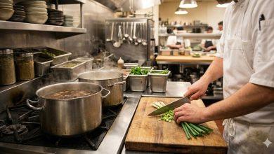 微塑膠是直徑小於5毫米的塑膠微粒，存在於灰塵、空氣、水、布料、清潔用品，甚至食物中。（圖／AI生成）